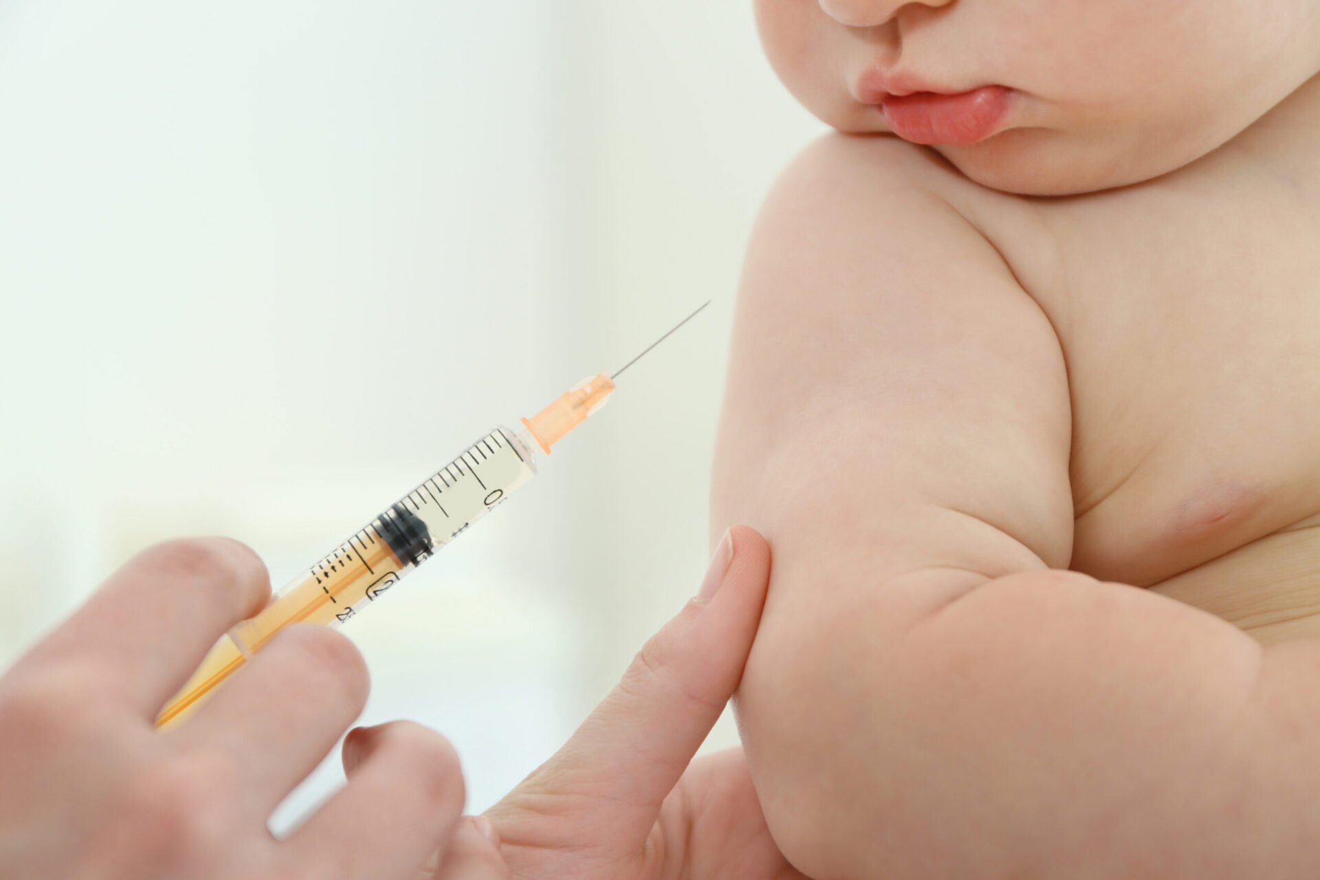 Какие вакцины делают младенцам